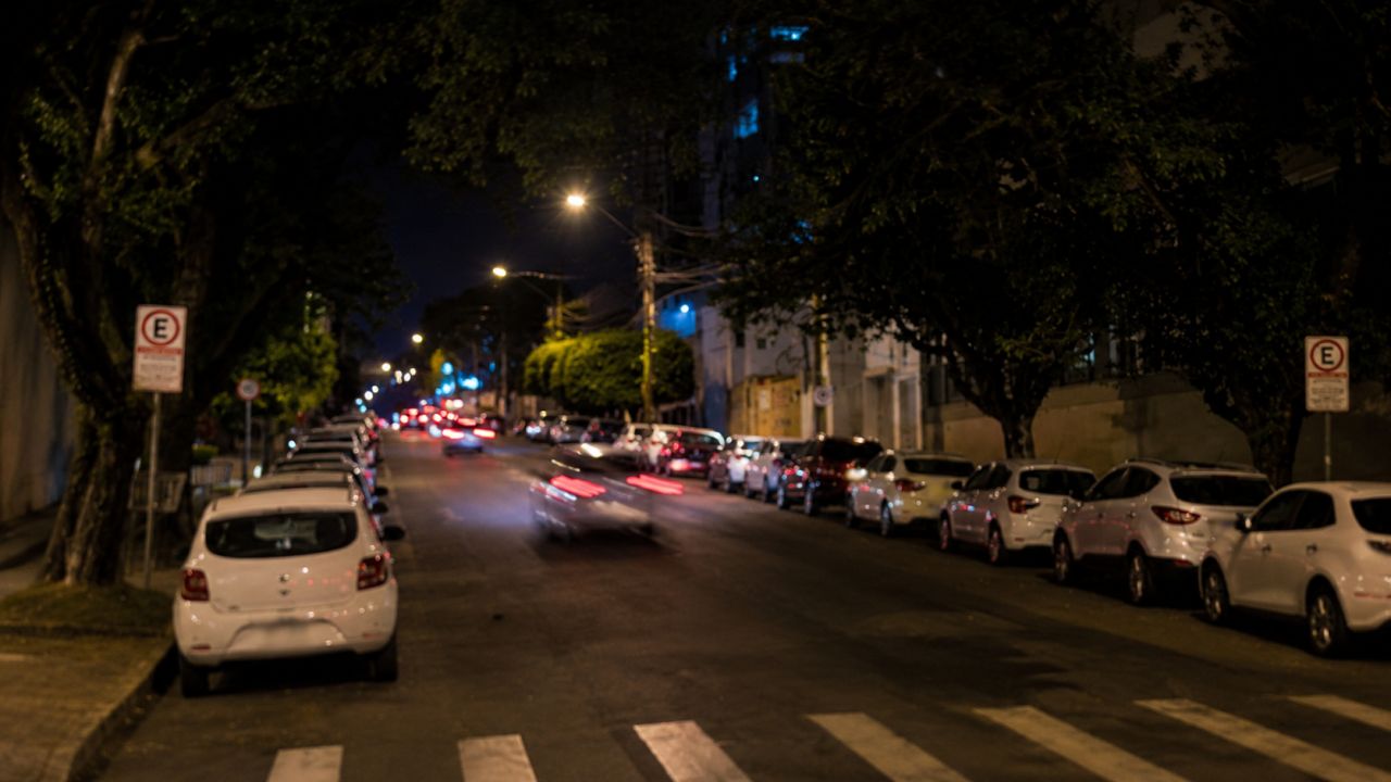 Dupla quebra vidro de carro e rouba celular e carteira de motorista no Bairro São Cristóvão