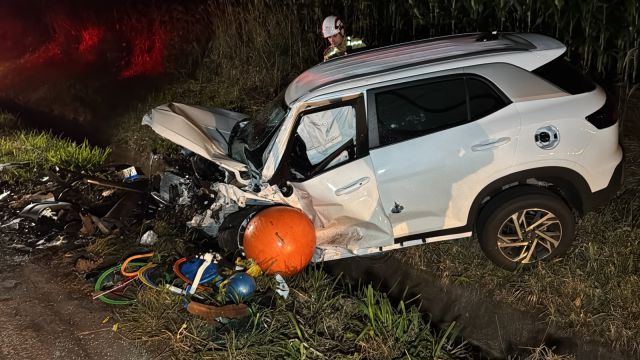 Imagem referente a notícia: Grávida fica em estado grave em colisão frontal entre dois carros na PR-180 em Cascavel
