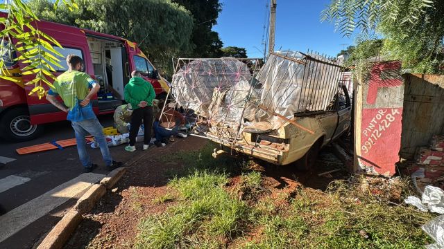 Imagem referente a notícia: Grave acidente entre carro e moto deixa quatro feridos no Bairro Brasmadeira; Passageira da moto ficou em estado grave