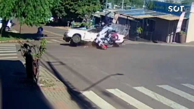 Imagem referente a notícia: Câmera flagra grave acidente entre carro e moto com quatro feridos no bairro Brasmadeira, em Cascavel