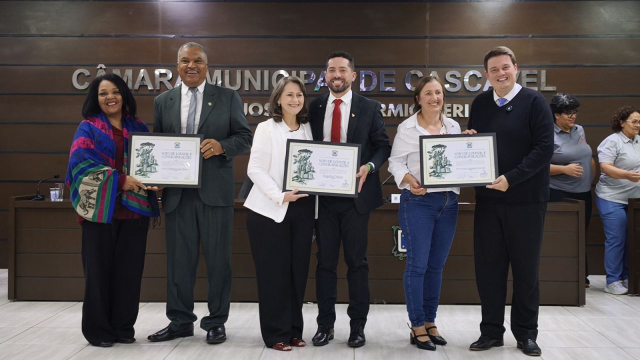 Profissionais de enfermagem recebem Votos de Louvor pela dedicação à saúde pública