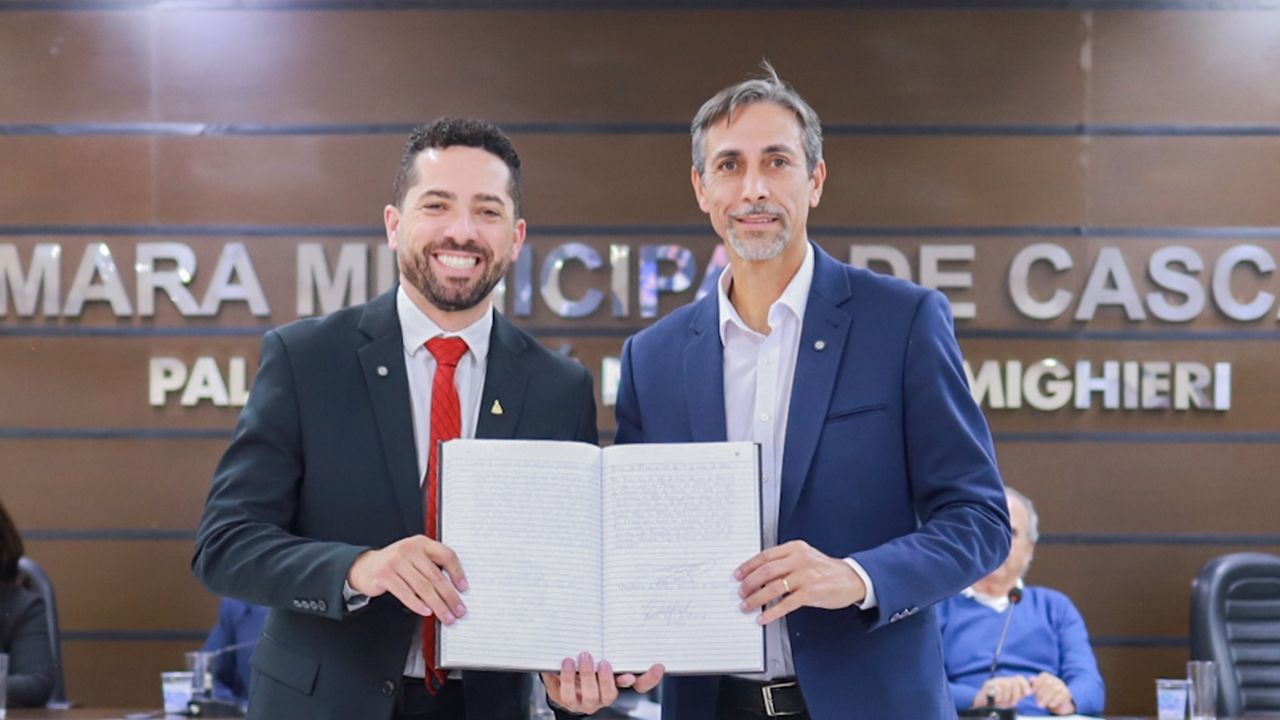 Carlinhos Oliveira toma posse como vereador na vaga do Republicanos