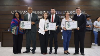 Imagem referente a notícia: Profissionais de enfermagem recebem Votos de Louvor pela dedicação à saúde pública