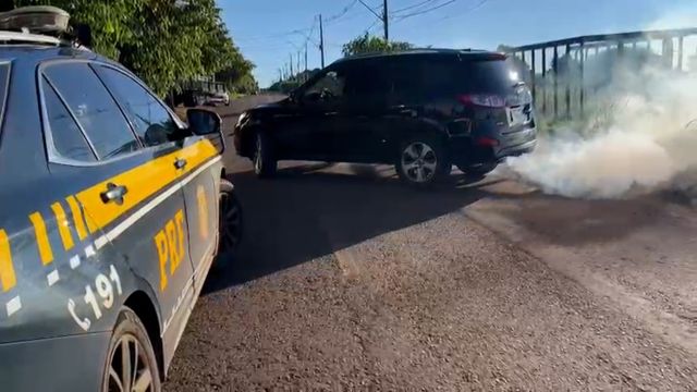 Imagem referente a notícia: PRF apreende veículo clonado equipado com dispositivo de fumaça em Palotina