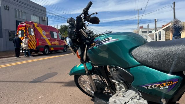 Motociclista de 20 anos fica ferido após batida entre moto e Strada no Bairro Coqueiral, em Cascavel