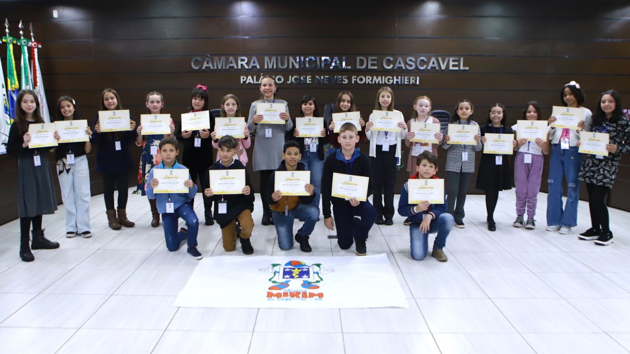 Câmara de Cascavel dá posse aos vereadores mirins da edição 2026