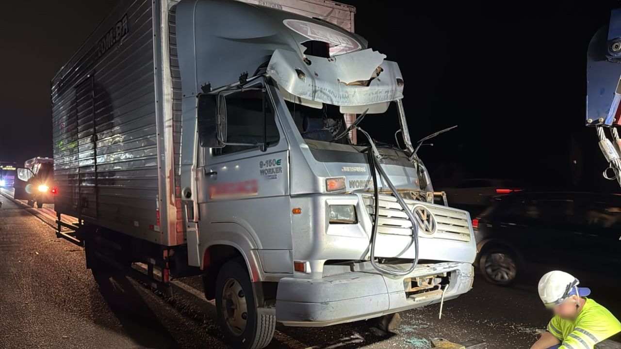 Acidente entre caminhão baú e carreta mobiliza equipes de resgate na BR-277, em Cascavel
