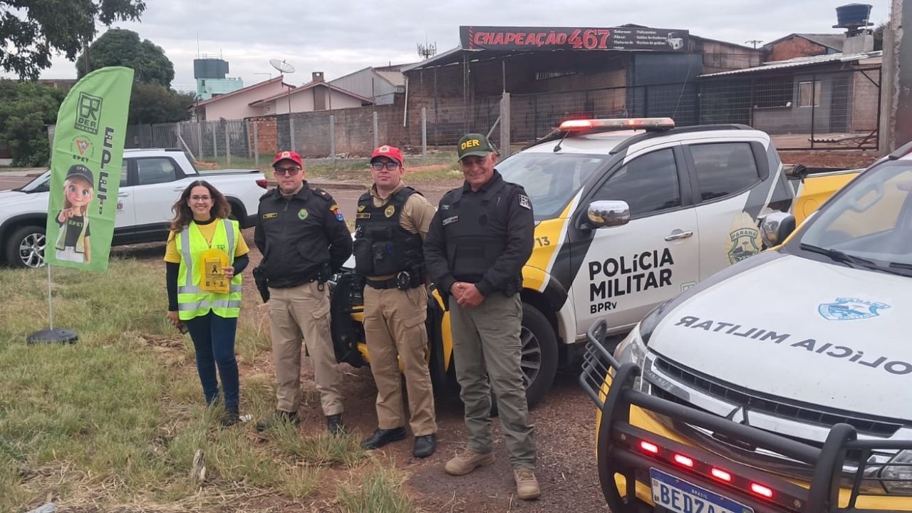 Blitz educativa do Maio Amarelo reúne PMPR e DER na PRC-467 para conscientizar motoristas em Cascavel
