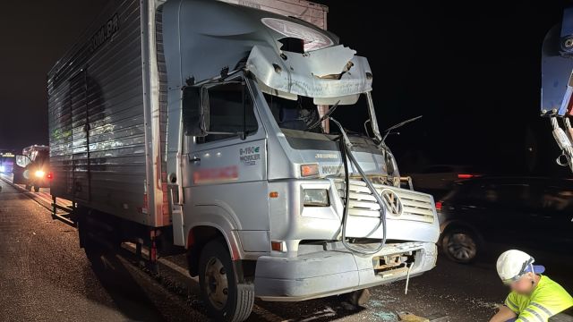 Imagem referente a notícia: Acidente entre caminhão baú e carreta mobiliza equipes de resgate na BR-277, em Cascavel