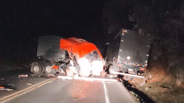 Colisão frontal entre caminhões na BR-153 deixa motorista morto e outro ferido no Paraná