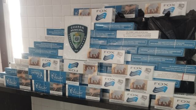 Imagem referente a notícia: Guarda Municipal apreende 222 pacotes de cigarros contrabandeados na rodoviária de Cascavel