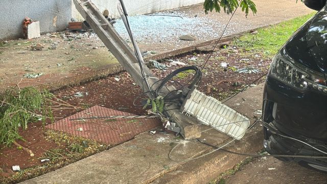 Caminhão enrosca em fios, derruba poste e interdita rua no Bairro Cancelli, em Cascavel
