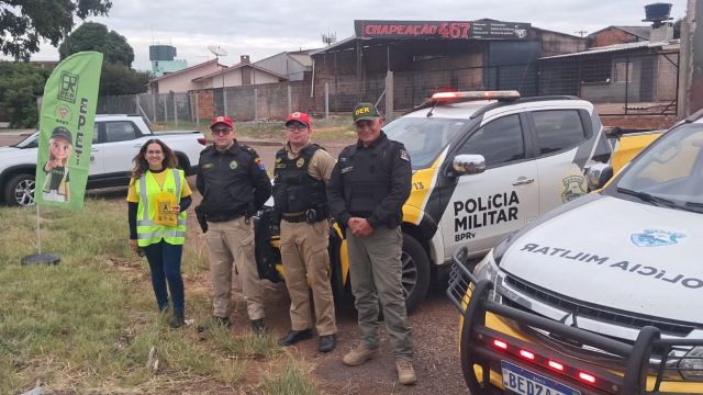 Blitz educativa do Maio Amarelo reúne PMPR e DER na PRC-467 para conscientizar motoristas em Cascavel