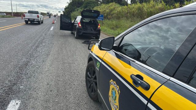 Imagem referente a notícia: PRF apreende quase 500 quilos de maconha em carro roubado e prende motorista em flagrante no Paraná