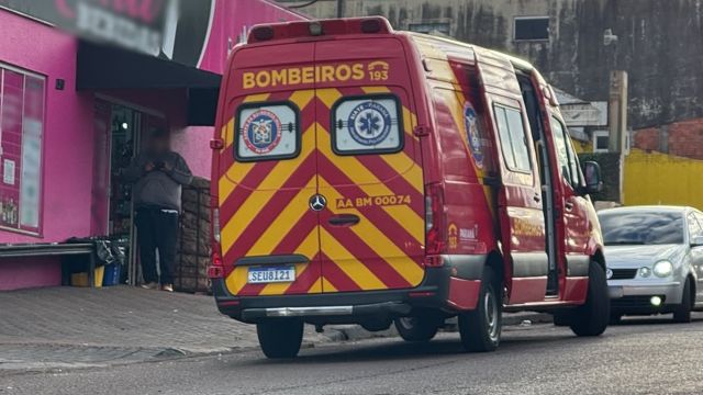 Motociclista fica ferida após colisão com carro em cruzamento no Bairro Morumbi, em Cascavel