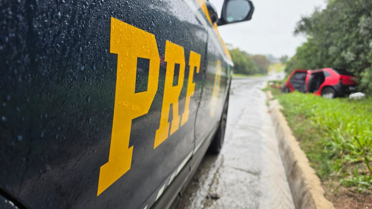Colisão entre carro e caminhão deixa três feridos na BR-476 em trecho sentido Santa Catarina