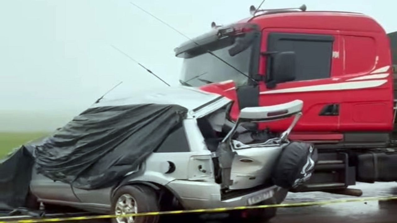 Mulher morre em colisão frontal entre carro e carreta na BR-369, em Juranda