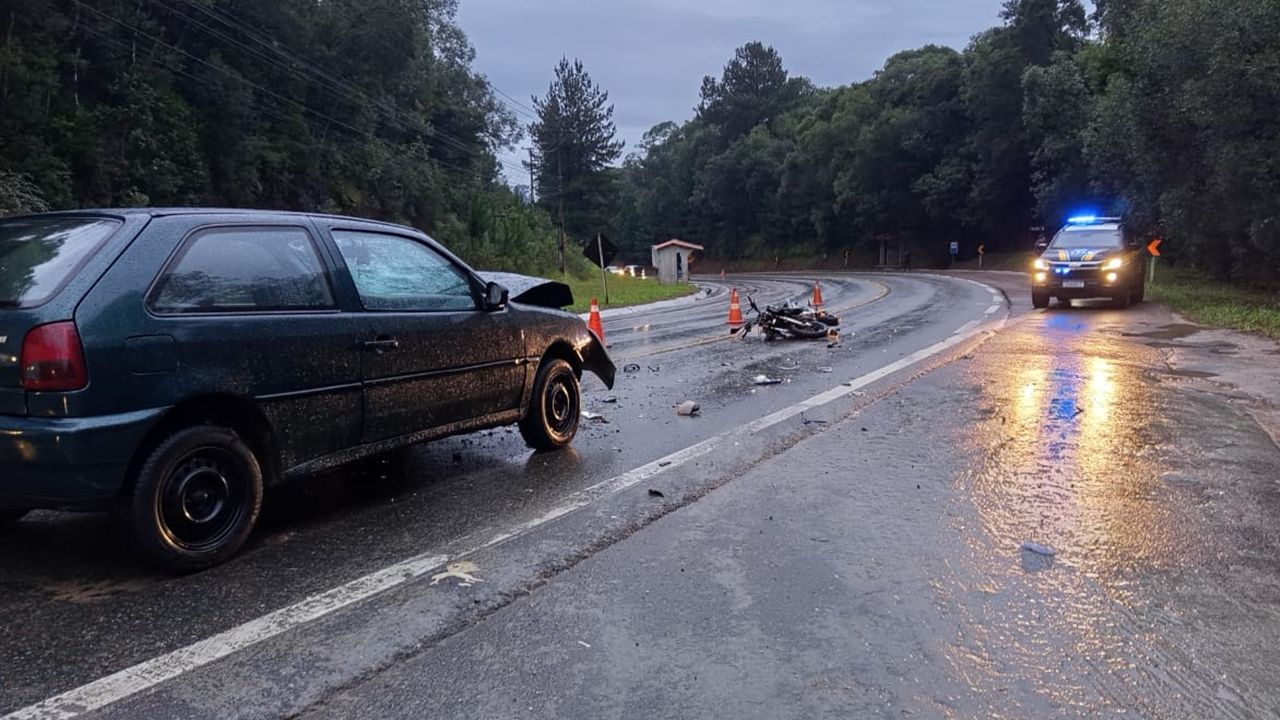 Colisão frontal entre carro e moto deixa um morto e um ferido grave na BR-476, em Colombo