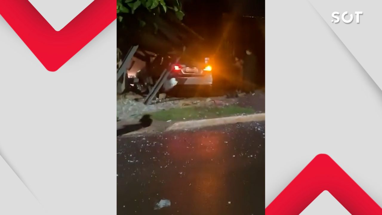 Carro em alta velocidade destrói ponto de ônibus após motorista perder controle em Cascavel