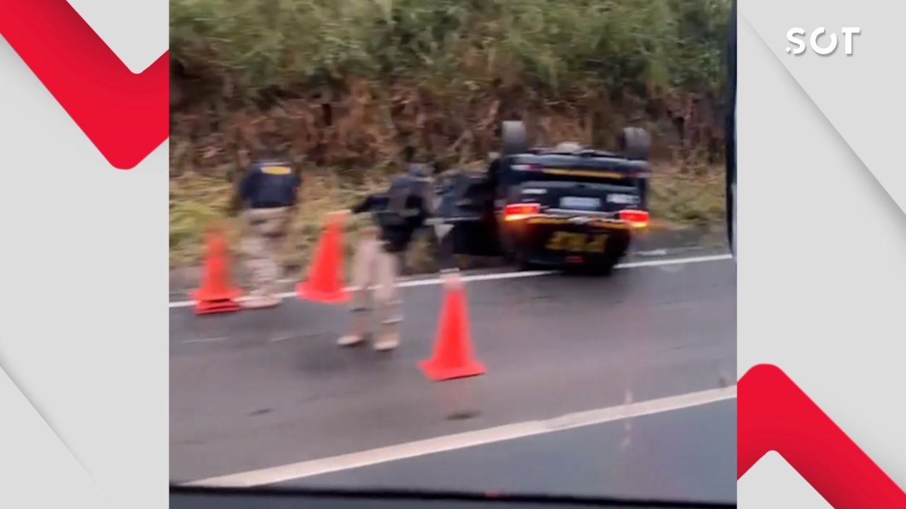 Viatura da PRF capota na BR-116 em trecho de serra e mobiliza equipes de atendimento em Cajati