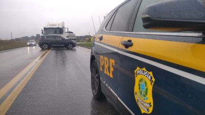 Imagem referente a notícia: Colisão entre carro e caminhão deixa homem ferido na BR-476 e interdita faixas em rodovia