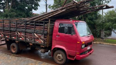 Imagem referente a notícia: Estrutura metálica furtada é localizada em veículo e caso termina com condução à delegacia em Corbélia