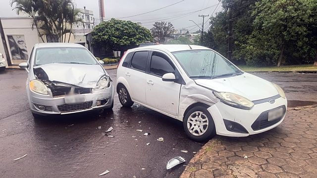 Acidente entre dois carros deixa trânsito parcialmente bloqueado no Bairro Neva, em Cascavel