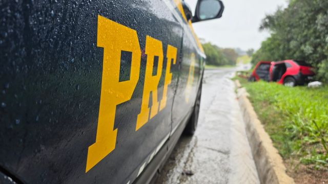 Imagem referente a notícia: Colisão entre carro e caminhão deixa três feridos na BR-476 em trecho sentido Santa Catarina