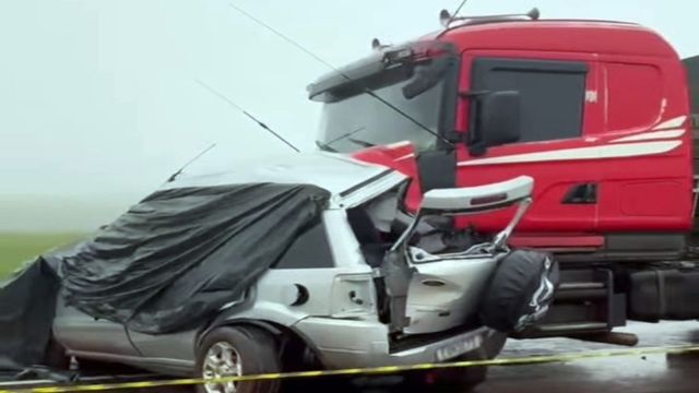 Imagem referente a notícia: Mulher morre em colisão frontal entre carro e carreta na BR-369, em Juranda