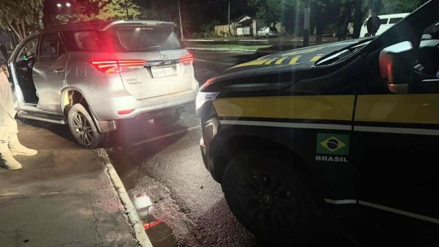 PRF recupera Hilux roubada após perseguição e prisão de suspeito na fronteira com o Paraguai