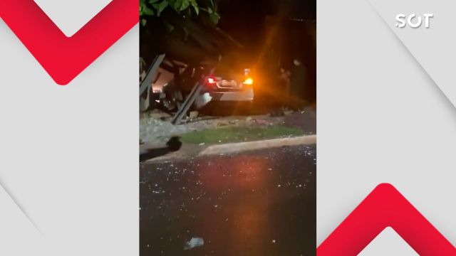 Carro em alta velocidade destrói ponto de ônibus após motorista perder controle em Cascavel