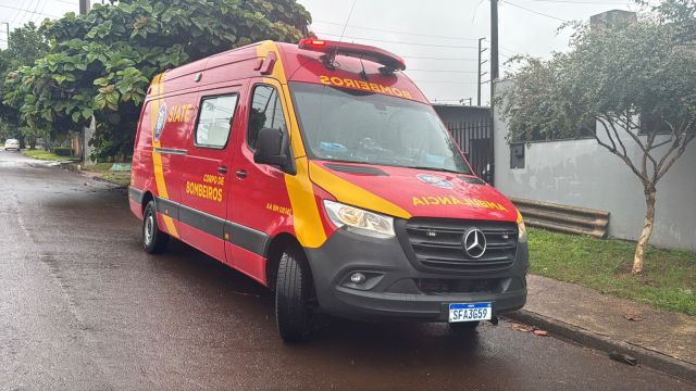 Imagem referente a notícia: Mulher fica ferida após queda de plano elevado em imóvel no bairro Floresta, em Cascavel