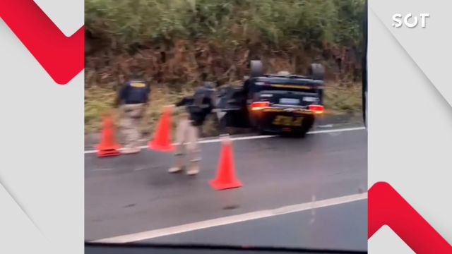 Viatura da PRF capota na BR-116 em trecho de serra e mobiliza equipes de atendimento em Cajati