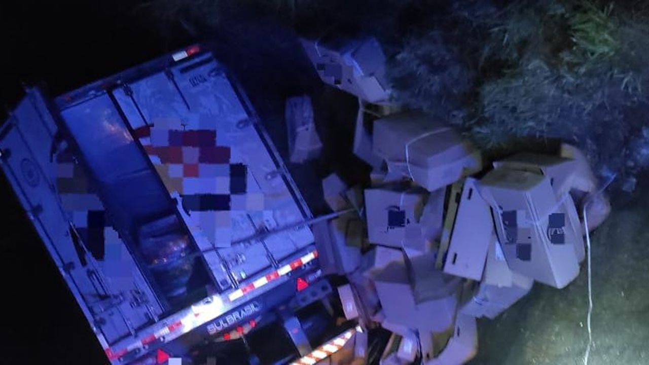 Caminhão carregado com frios tomba na BR-476 e parte da carga é saqueada em Antônio Olinto
