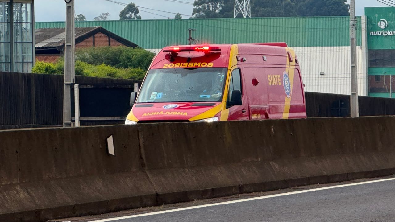 Criança de 7 anos fica ferida após carro bater em caminhão parado no pátio da Ferroeste em Cascavel