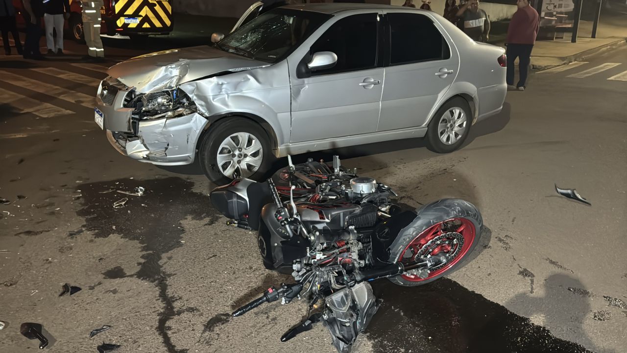 Violenta colisão entre carro e moto, deixa jovem de 27 anos ferida no bairro Periolo, em Cascavel