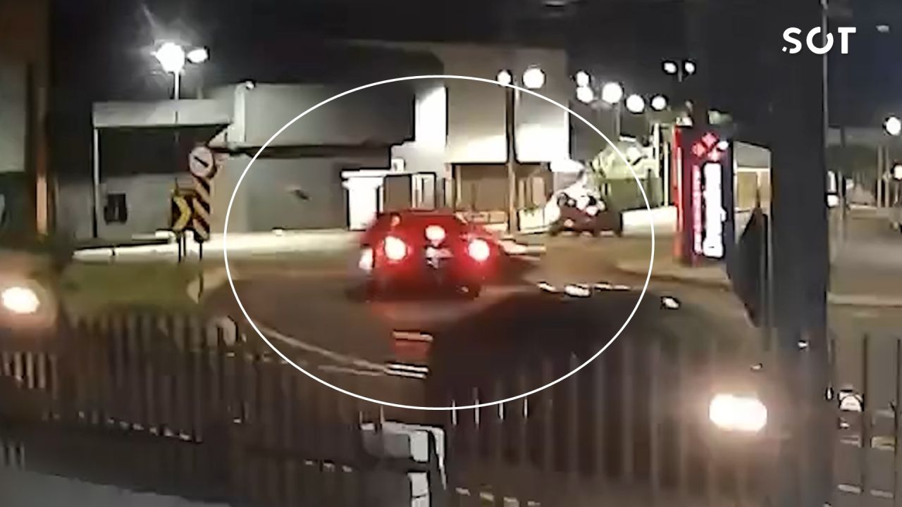 Batida entre Ford Ka e Corolla deixa motorista ferido no Bairro Universitário, em Cascavel