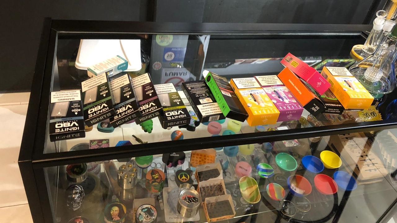 PM apreende 12 cigarros eletrônicos e prende funcionário durante fiscalização em comércio de Cascavel
