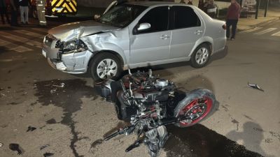 Imagem referente a notícia: Violenta colisão entre carro e moto, deixa jovem de 27 anos ferida no bairro Periolo, em Cascavel
