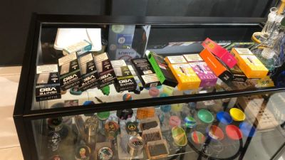 Imagem referente a notícia: PM apreende 12 cigarros eletrônicos e prende funcionário durante fiscalização em comércio de Cascavel