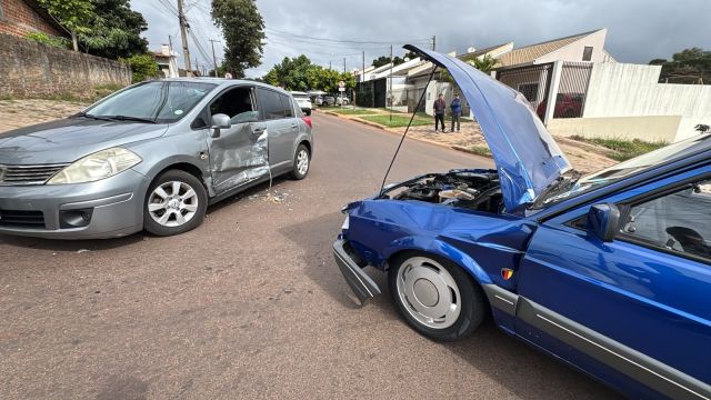 Colisão entre Gol de colecionador e Nissan mobiliza Bombeiros no Periolo, em Cascavel