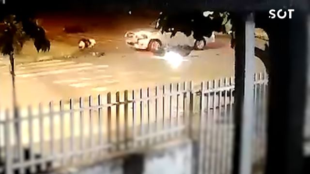 Câmera registra forte batida entre carro e moto e passageira é arremessada no Bairro Periolo em Cascavel