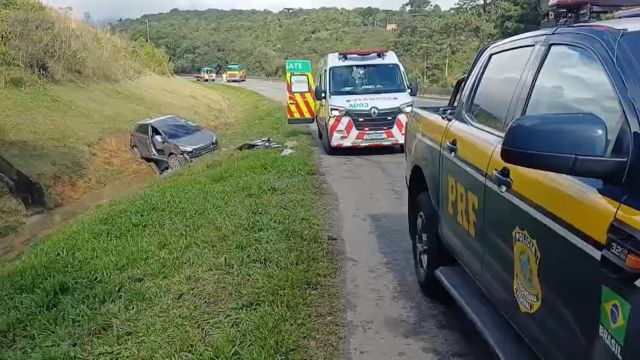 Saída de pista termina em capotamento na BR-376 e deixa duas pessoas feridas no Paraná