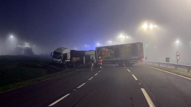 Caminhão na contramão provoca colisão frontal na BR-369 e deixa motorista ferido em Apucarana