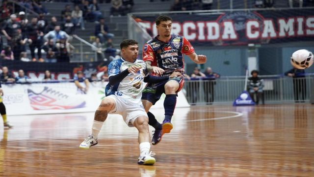Imagem referente a notícia: Imagem referente a notícia: Cascavel Futsal luta até o fim, mas perde para o Pato Futsal fora de casa pela LNF