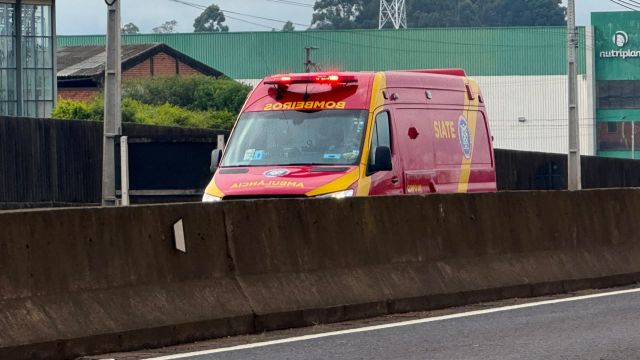 Criança de 7 anos fica ferida após carro bater em caminhão parado no pátio da Ferroeste em Cascavel