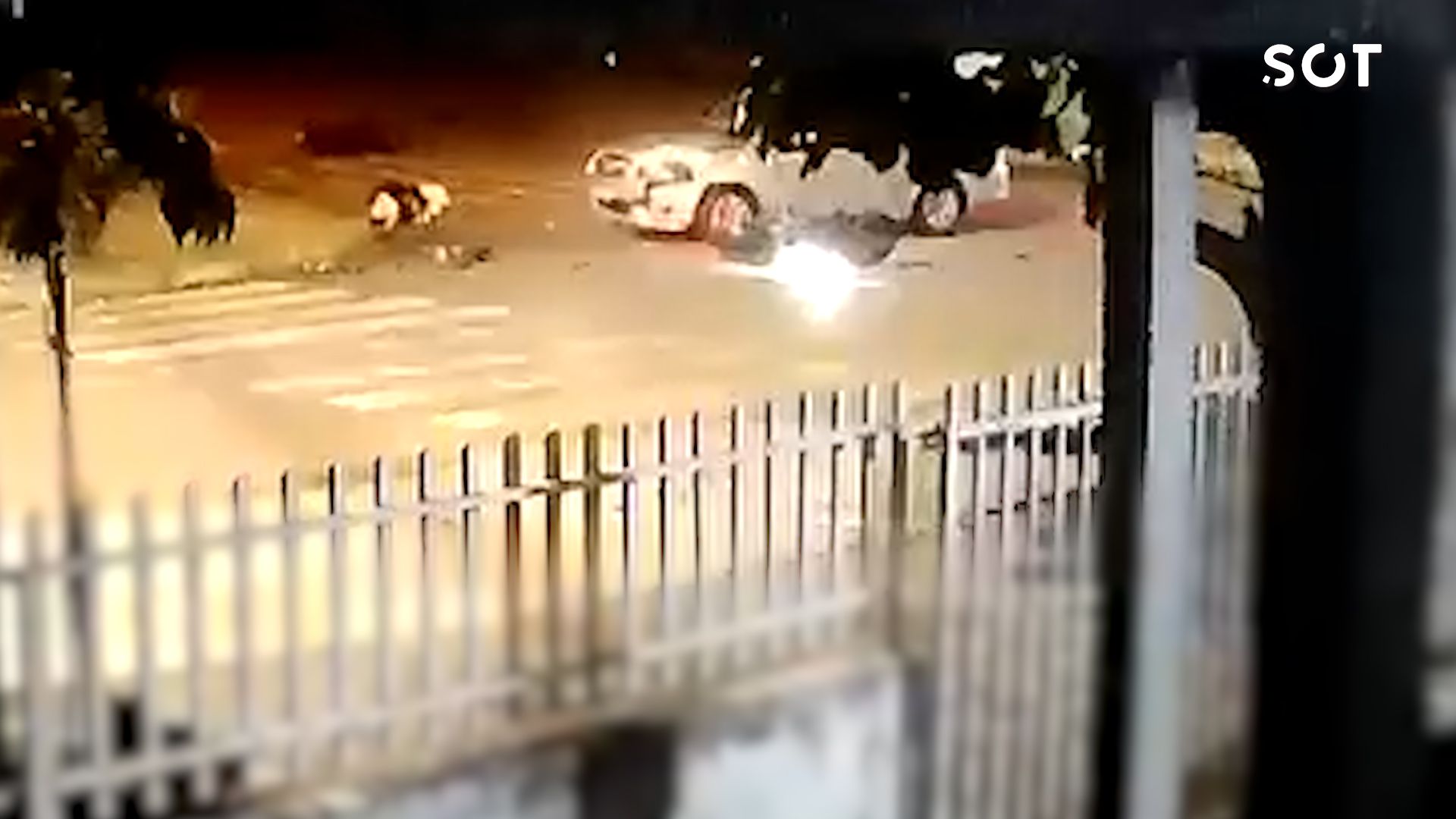 Imagem referente a notícia: Câmera registra forte batida entre carro e moto e passageira é arremessada no Bairro Periolo em Cascavel