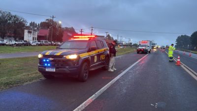 Imagem referente a notícia: Homem morre atropelado após bater carro e caminhar pela BR-277 em Cascavel
