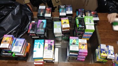 Imagem referente a notícia: Operação da PM e Nucria apreende 126 cigarros eletrônicos e prende jovem em tabacaria de Cascavel