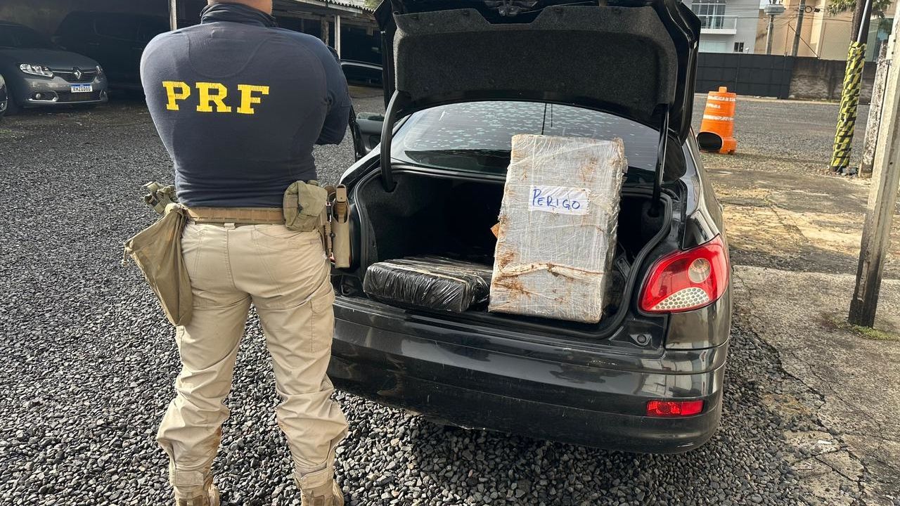 PRF apreende mais de 114 quilos de maconha após fuga na BR-277, em Candói
